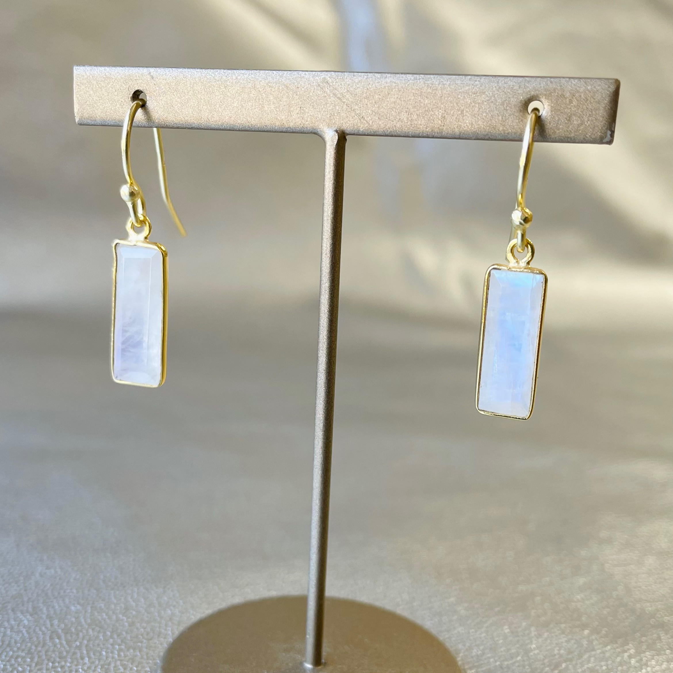 《SV925+K18YGコーティング》天然石ピアス◇レインボームーンストーン