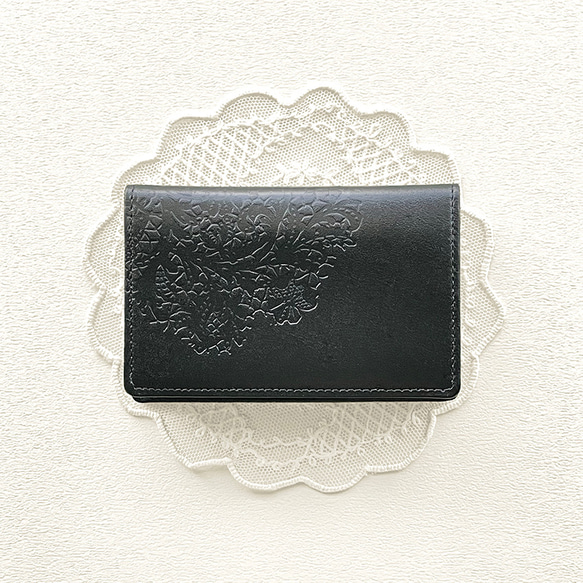 牛皮名片夾（名片夾）燙印植物花邊圖案~petit jardin~noir壓花 第1張的照片