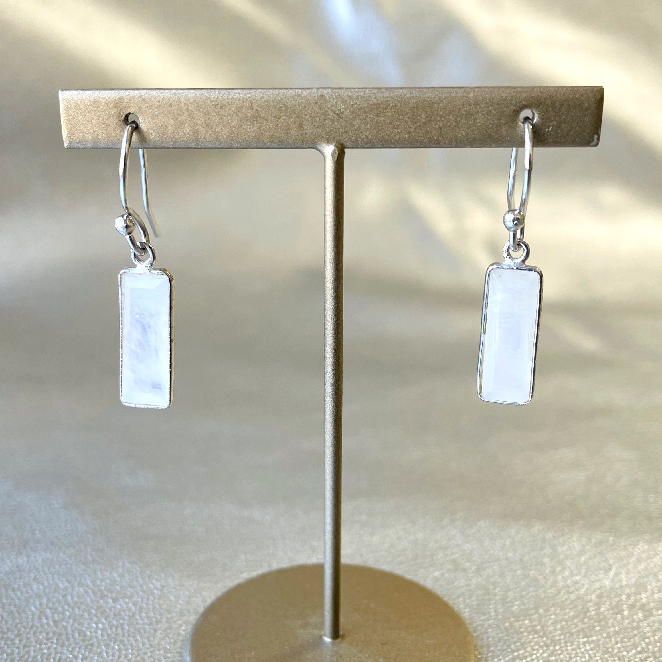 《SV925+ロジウムコーティング》天然石ピアス◇レインボームーンストーン