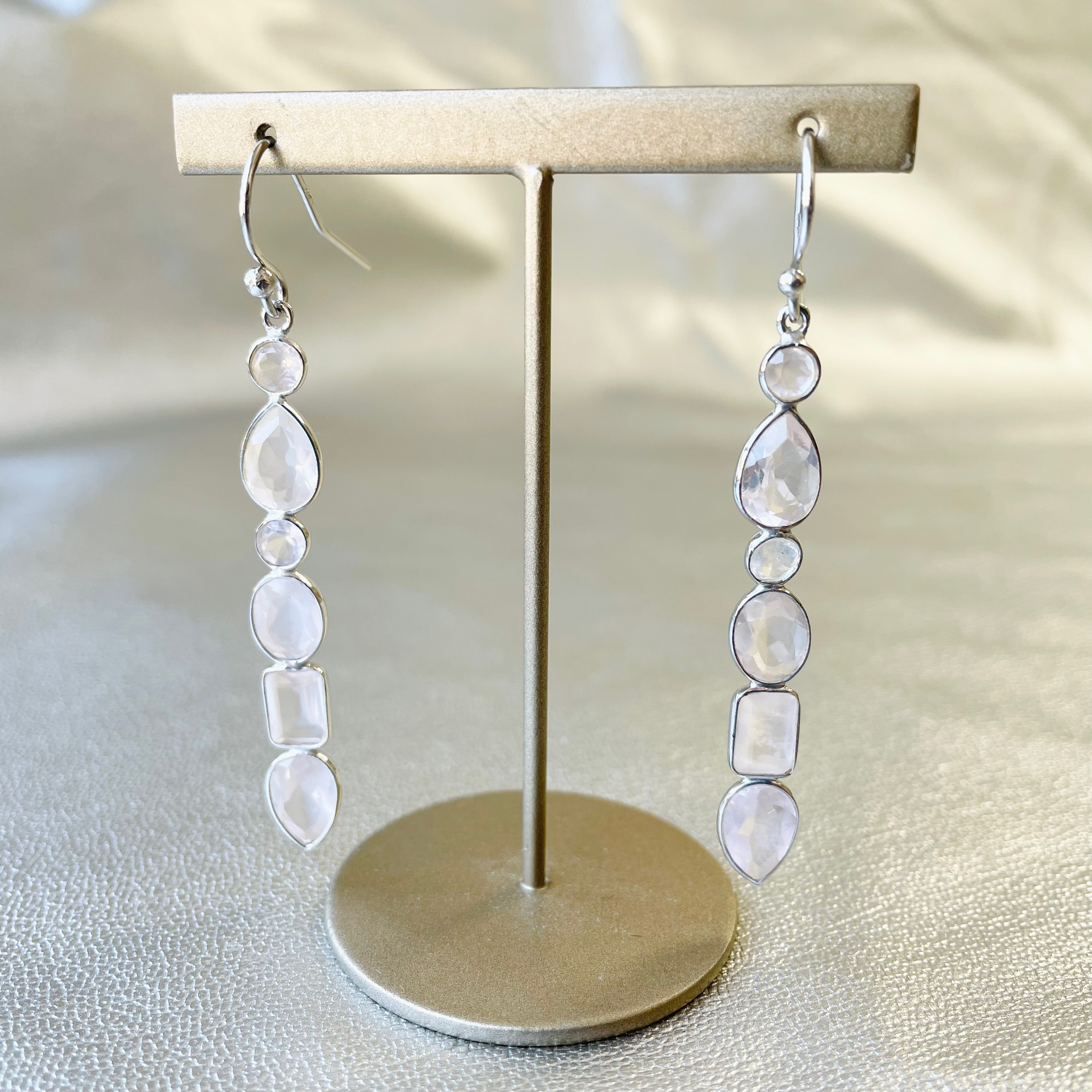 《SV925+ロジウムコーティング》天然石ピアス◇ローズクォーツ