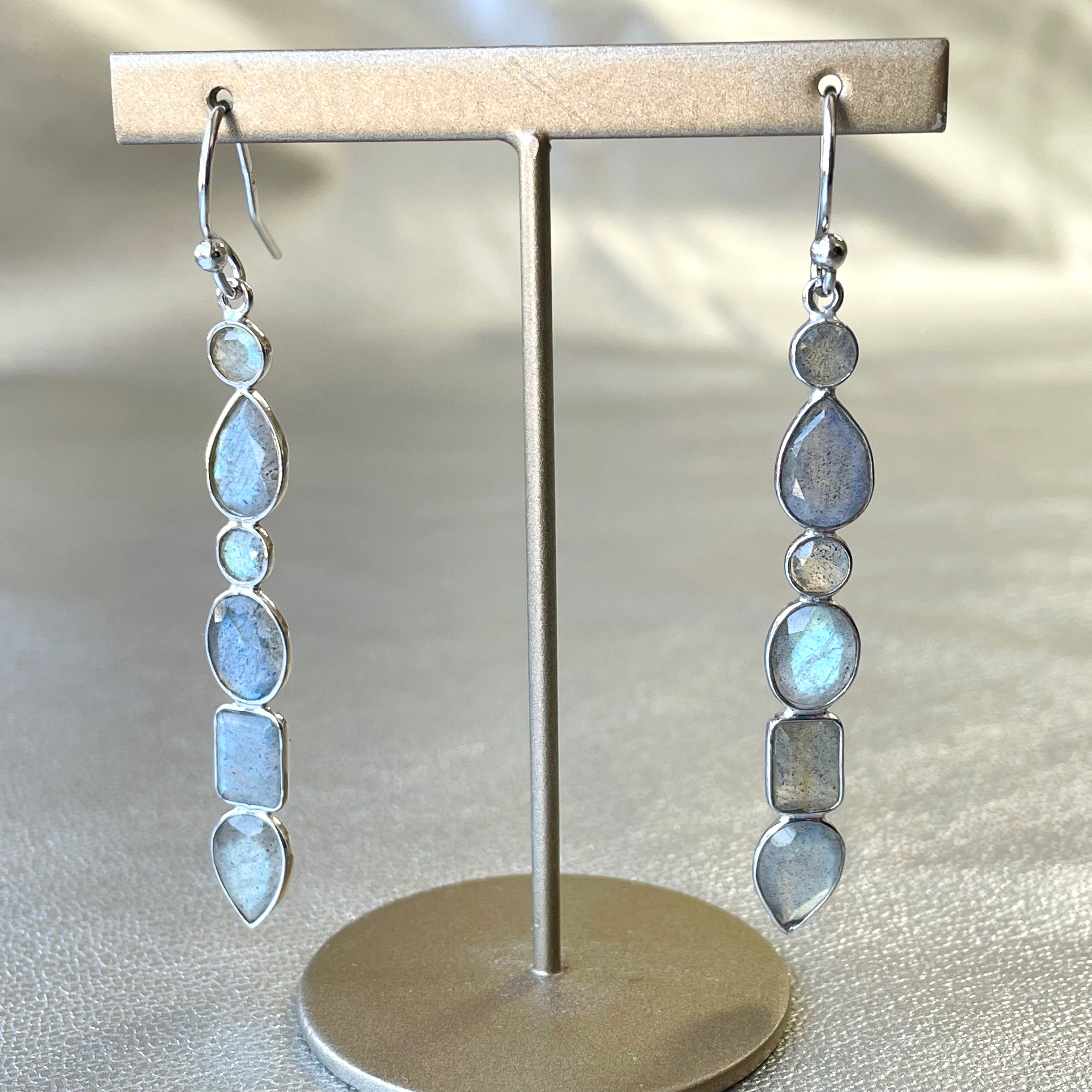 《SV925+ロジウムコーティング》天然石ピアス◇ラブラドライト