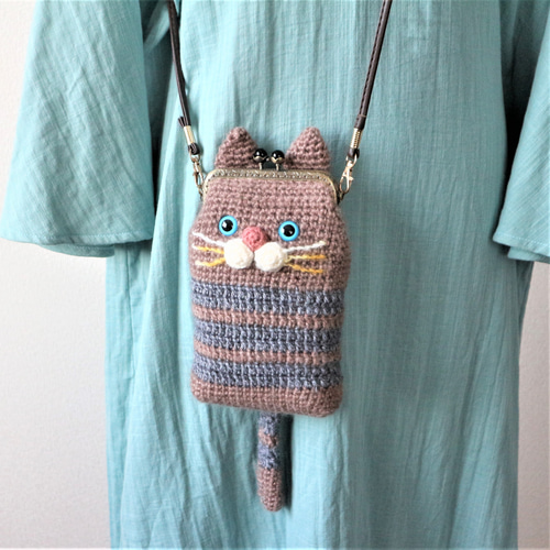 手編みニットのかわいいネコちゃんの がま口のスマホポシェット