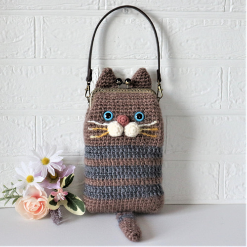 手編みニットのかわいいネコちゃんの がま口のスマホポシェット