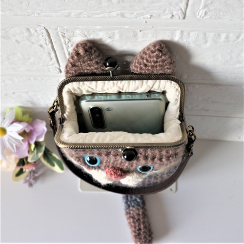 手編みニットのかわいいネコちゃんの がま口のスマホポシェット
