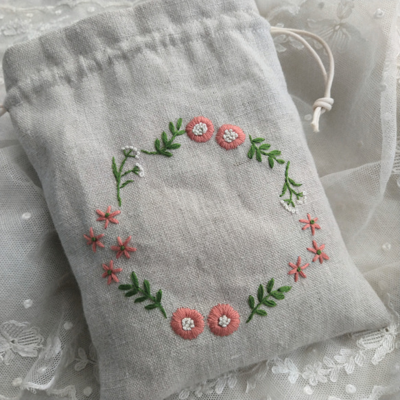 野の花*手刺繍*リネン*巾着*ポーチ*サークル 2枚目の画像