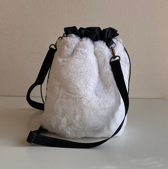 ふわふわリバーシブル巾着ショルダーバッグ　 冬バッグ♪フェイクラビットファー♪お出かけに♪たっぷりマチ♪        Ω 人気・おすすめ｜使いやすい・旅行におすすめ 品質保証 全国発送 正規品・日本国内発送・安心保証付き