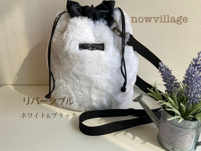 ふわふわリバーシブル巾着ショルダーバッグ　 冬バッグ♪フェイクラビットファー♪お出かけに♪たっぷりマチ♪        Ω