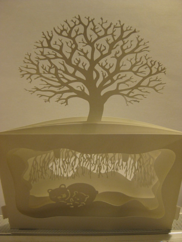 重ね切り絵　額縁レスR式　「冬眠中」熊の親子　木と根っこ 3枚目の画像