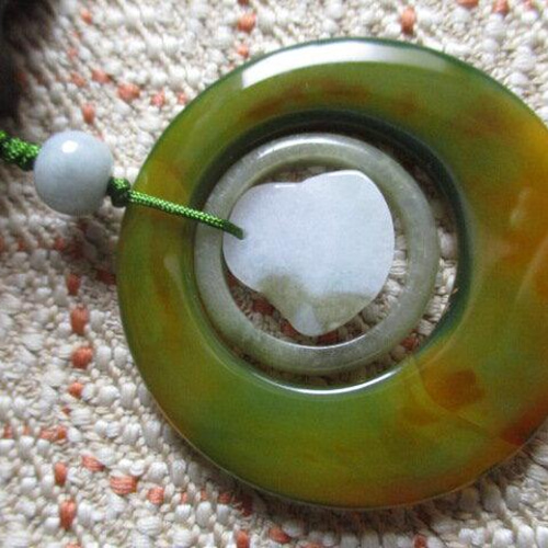 ミャンマーの翡翠のトンボダマ60点セツト。 ミャンマーの翡翠の