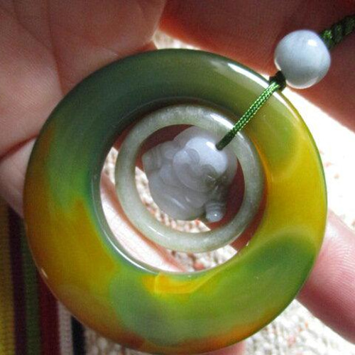 佩玉形とんぼ玉とミャンマー翡翠布袋様の彫り物、ミャンマ翡翠の