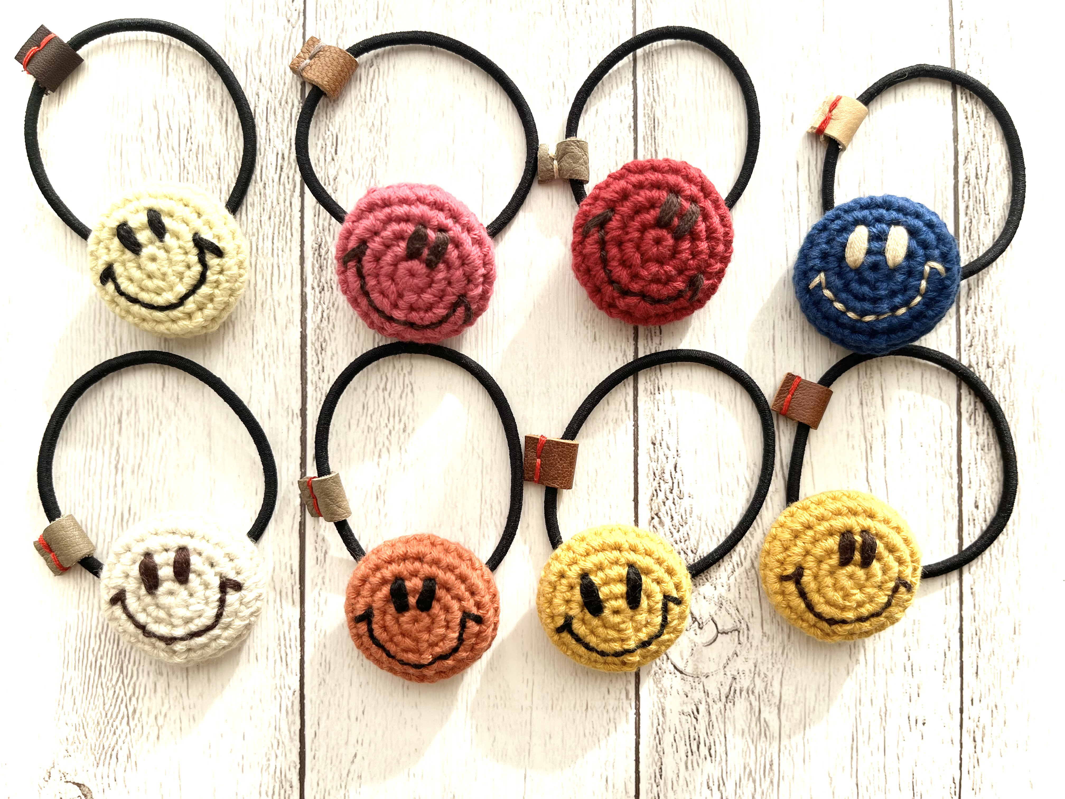 Smile Face刺繍の編みくるみボタンのヘアゴム ヘアゴム amis