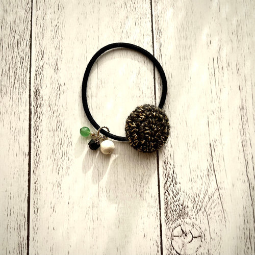 キラキラ編みくるみボタンのチャーム付きヘアゴム ヘアゴム amis 通販