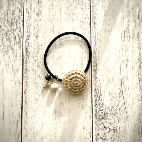 キラキラ編みくるみボタンのチャーム付きヘアゴム ヘアゴム amis 通販