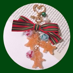 メリークリスマス★ジンジャーマンクッキーとドロップキャンディのホリデーカラーキーホルダー　飴　あめ　レジンアクセサリー 1枚目の画像