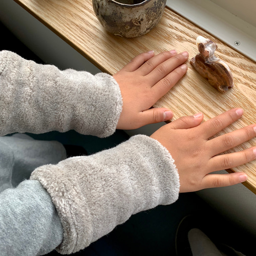 キッズ］Organic Cotton Fur ヤク混グレージュ アームウォーマー 手袋