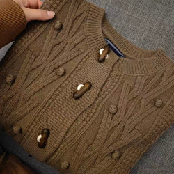 【ウール100%】個性的なボタンと立体編み　暖かいウールセーター/カーディガン【秋春冬】ブラウン系 2枚目の画像
