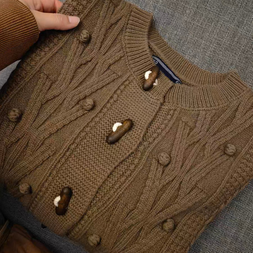 ウール100%】個性的なボタンと立体編み 暖かいウールセーター