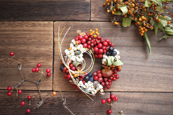 紅白木の実の手のひらリース✳︎お正月飾り◎12センチサイズ 1枚目の画像