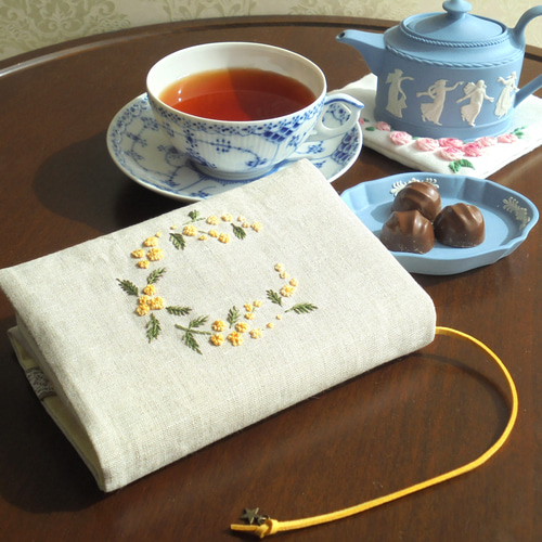 手刺繍 ミモザの花咲く文庫本用ブックカバー ブックカバー