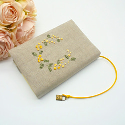 手刺繍 ミモザの花咲く文庫本用ブックカバー ブックカバー