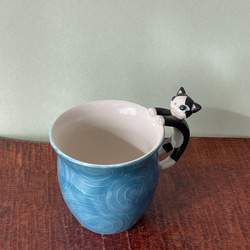 猫取っ手マグ(白黒ハチワレ猫)『猫のマグカップ』 1枚目の画像