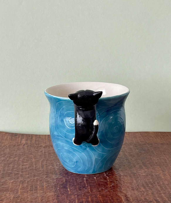 猫取っ手マグ(白黒ハチワレ猫)『猫のマグカップ』 5枚目の画像