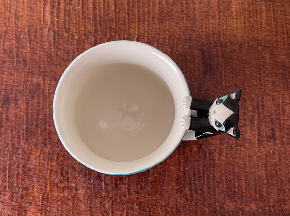 猫取っ手マグ(白黒ハチワレ猫)『猫のマグカップ』 6枚目の画像