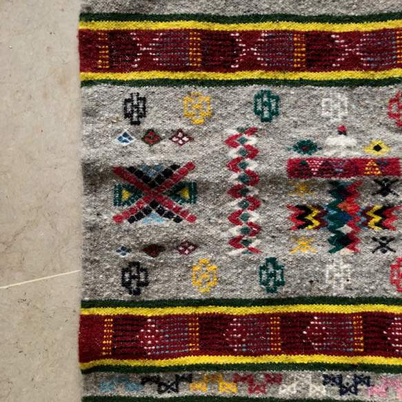 手織りキリム　ベルベルアマジグの文様をカラフルに細かく織り込んだ　キリムM ガフサ86　約80X128㎝ 5枚目の画像