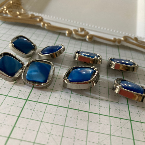 宝石のようなボタン ブルーシルバー枠の素敵なボタン 直径21.6ミリ4つ