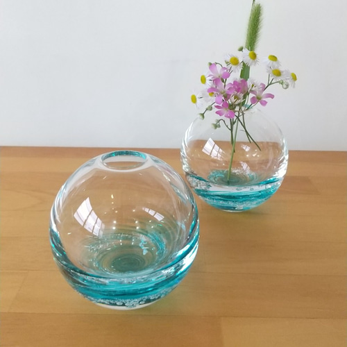 ほんのり青い泡の一輪挿し 一輪挿し・花瓶・花器 ガラス工房やまむら