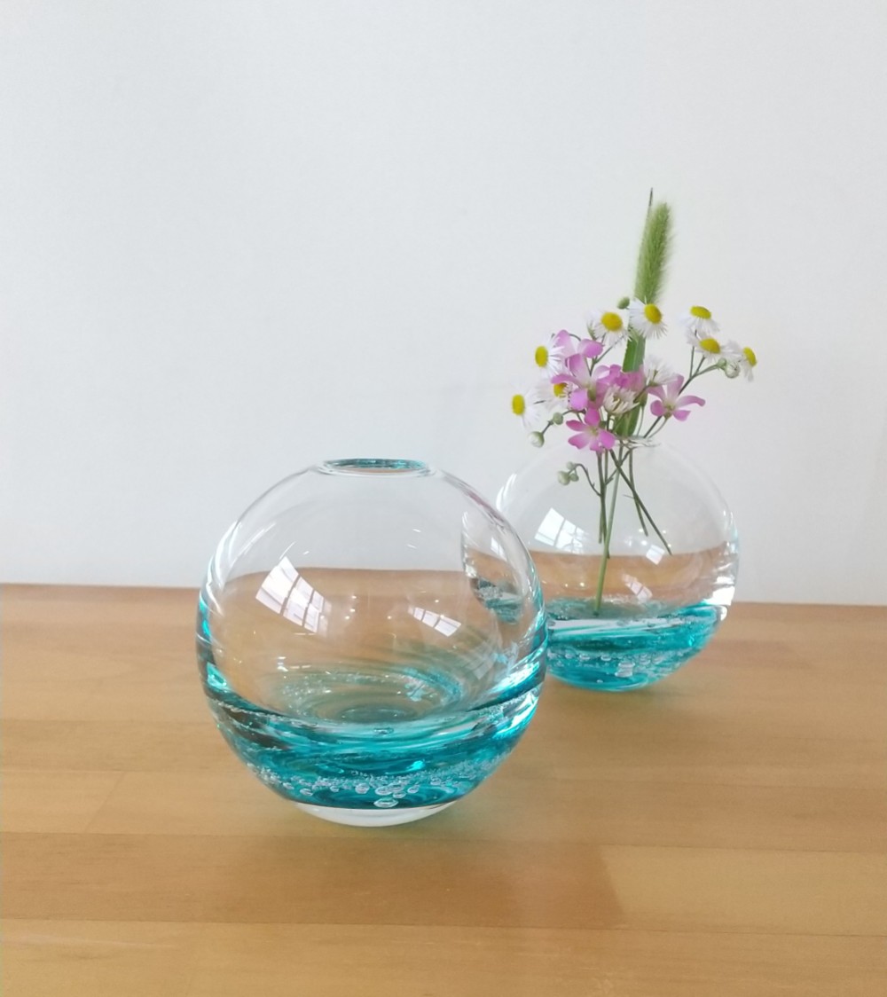 ほんのり青い泡の一輪挿し 一輪挿し・花瓶・花器 ガラス工房やま