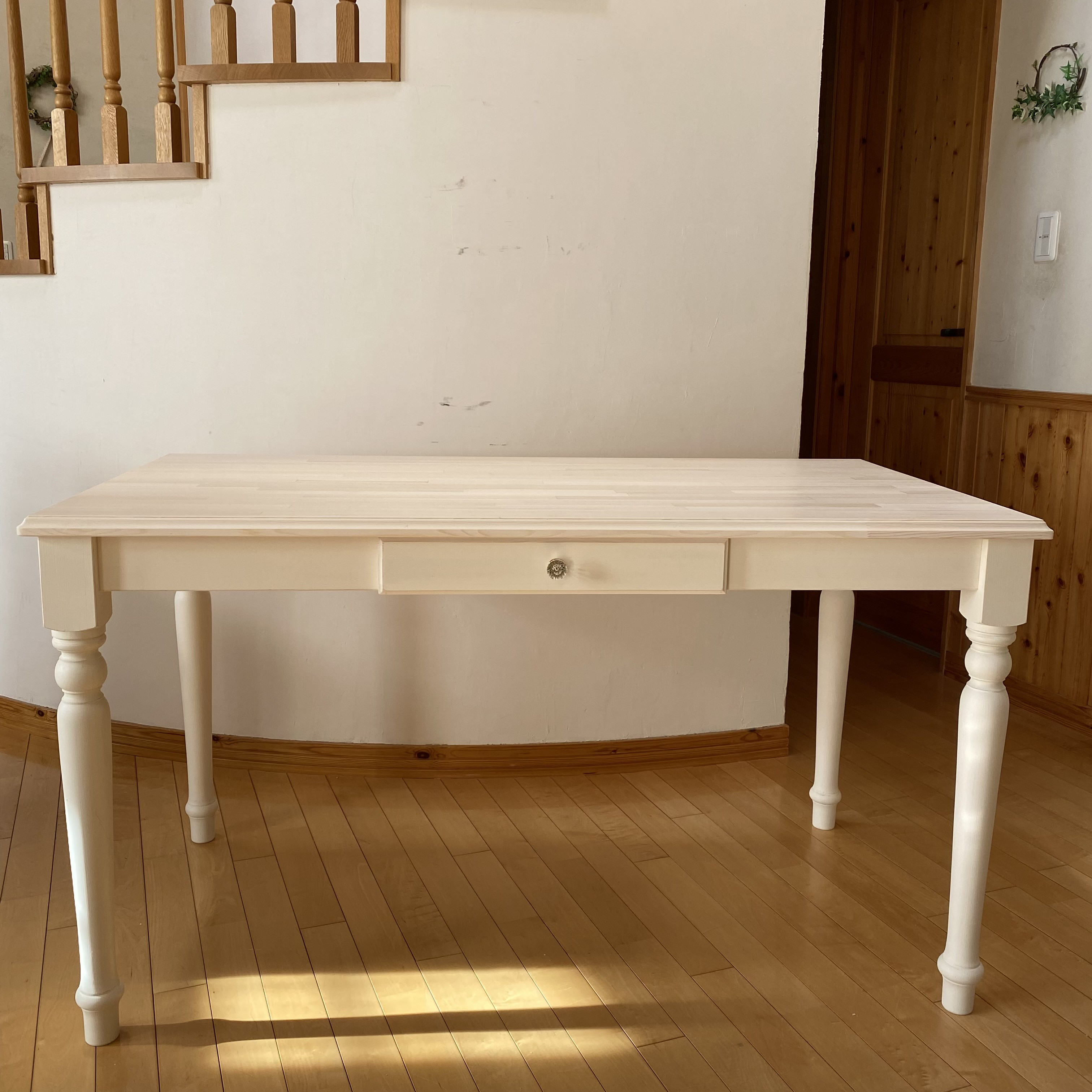 ホワイトウォッシュ仕上げのダイニングテーブル