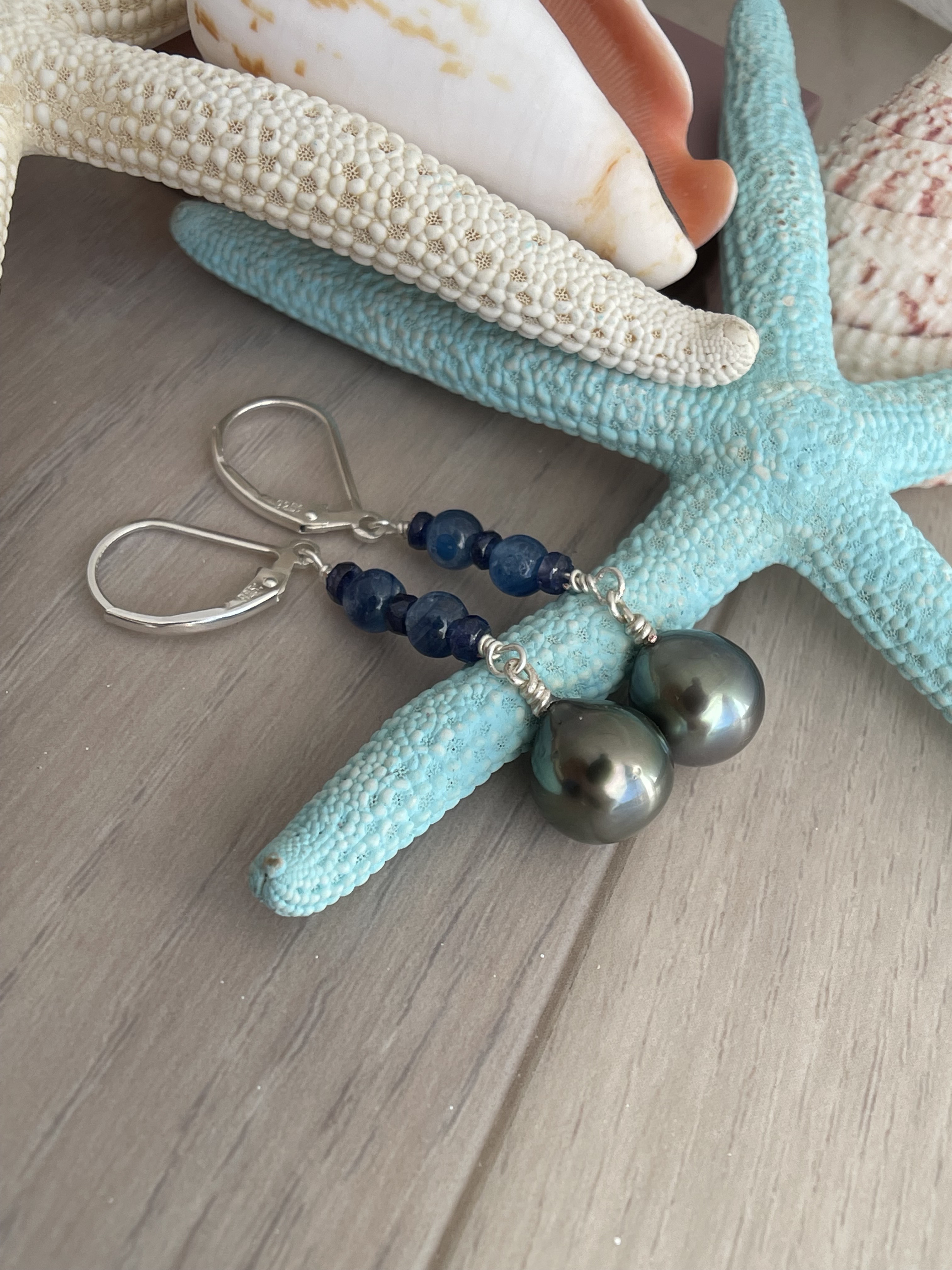 タヒチアンパール　ピアス　イヤリング　9mmドロップ　AA サファイア/カイヤナイト　レバーバック黒真珠