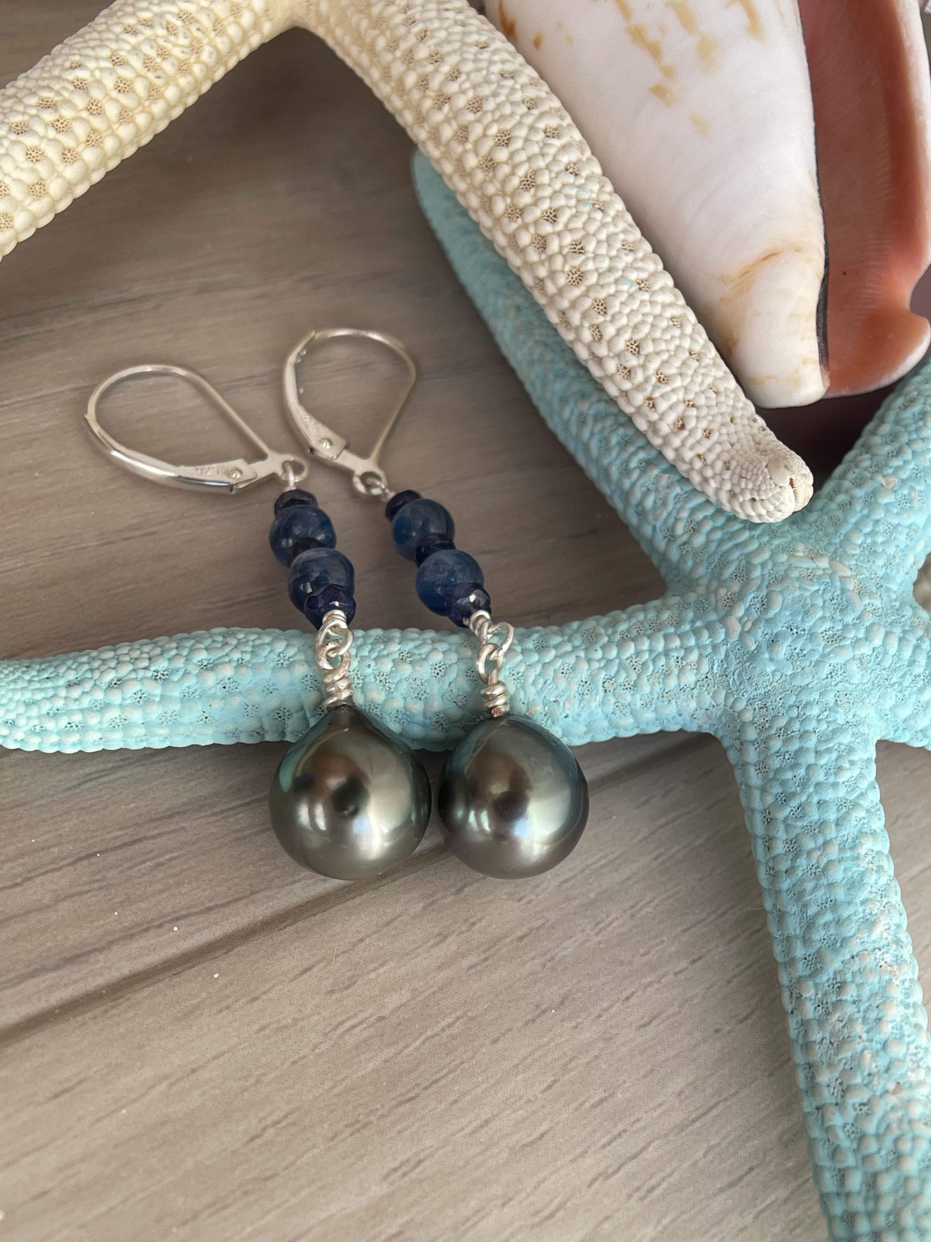 タヒチアンパール　ピアス　イヤリング　9mmドロップ　AA サファイア/カイヤナイト　レバーバック黒真珠