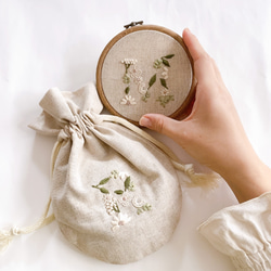 刺繍フレームと合わせたミモザがたっぷりのカゴ刺繍 タペストリー