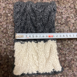フィッシュボーン編みと縄編みのバイカラーネックウォーマー 8枚目の画像