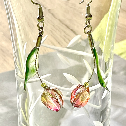チューリップのピアス ワイヤーフラワー レジンアクセサリー