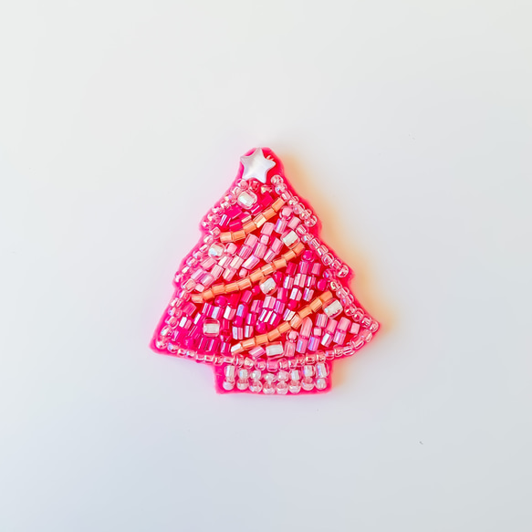 針葉樹のクリスマスツリー magenta pink 【ブローチ/ヘアゴム/ボールチェーン】 3枚目の画像