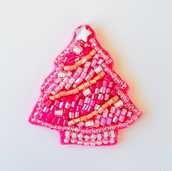 針葉樹のクリスマスツリー magenta pink 【ブローチ/ヘアゴム/ボールチェーン】 4枚目の画像