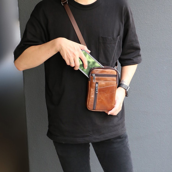 ブラウンレザーポーチ ショルダーストラップ付き ブラウンレザーポーチ ショルダーストラップ付き