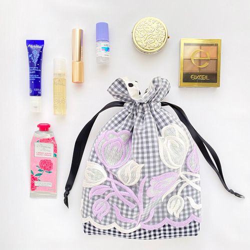 ふんわり四角いチューリップ刺繍のまちつき巾着ポーチ(ブラック