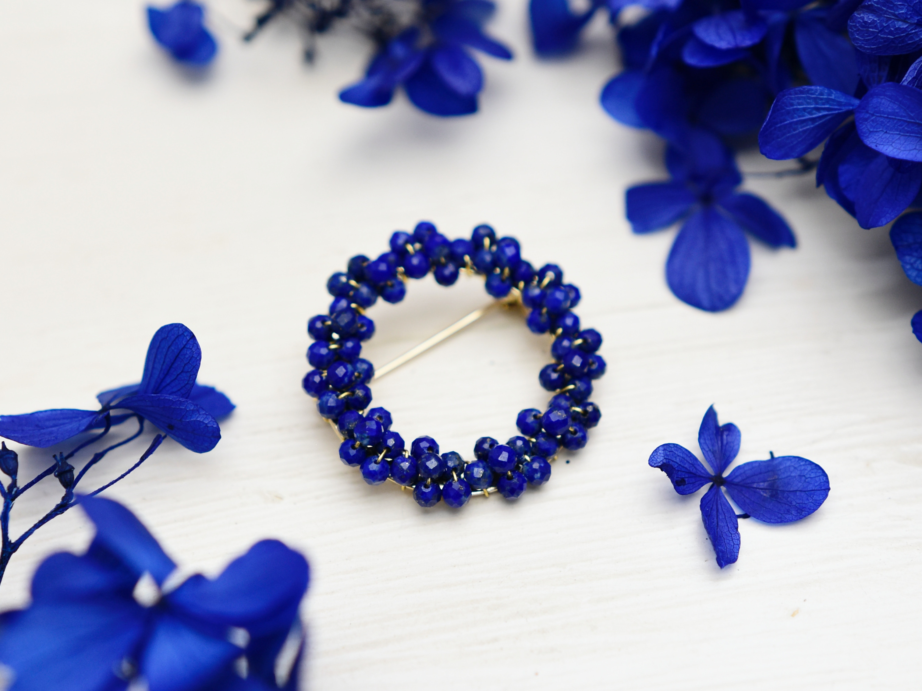 【ブローチ・S（M／Lサイズに変更可能）】ラピスラズリ 青色の花のリーズ　天然石　12月誕生石　ネイビー　ブルー