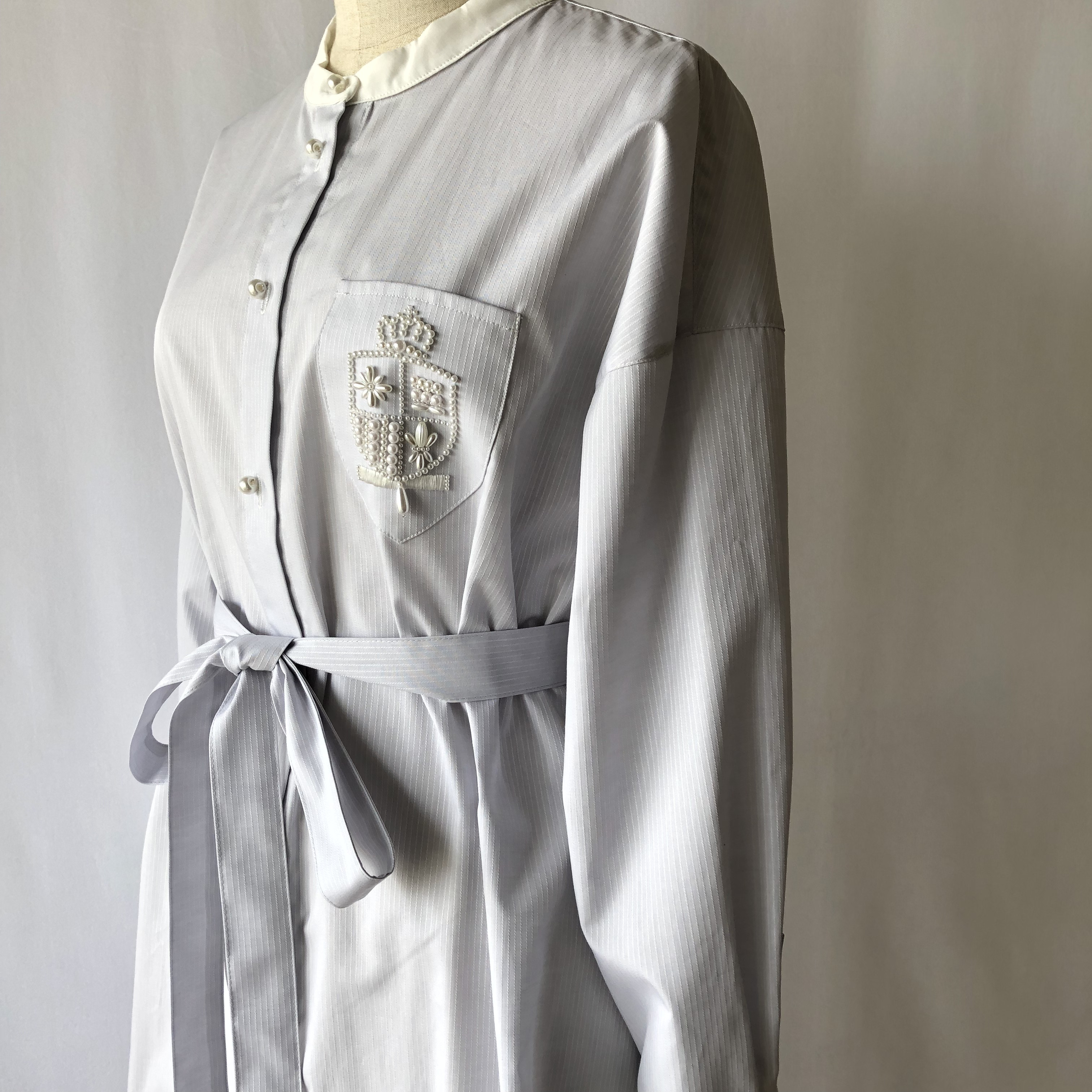 紋章パール刺繍のクレリックシャツワンピース【シャツドレス/スタンドカラー/サックスストライプ/オートクチュール刺繍】 16,700円