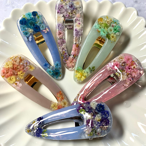展示中淡い水色のレジンクリップヘアアクセサリー