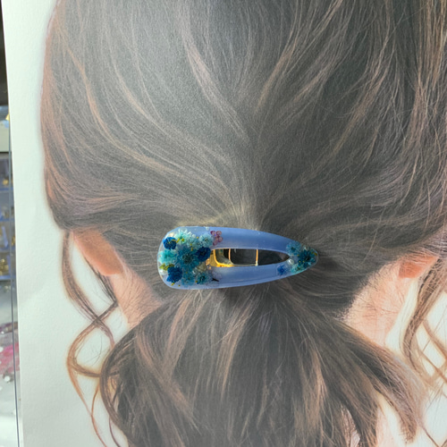 ヘアクリップ ブルーのくすみカラーにお花をぎゅっと閉じ込めたかすみ 