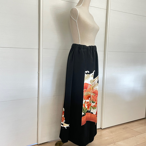 黒留袖リメイク 華やかな尾長鳥 ロングスカート 正絹 フリーサイズ  