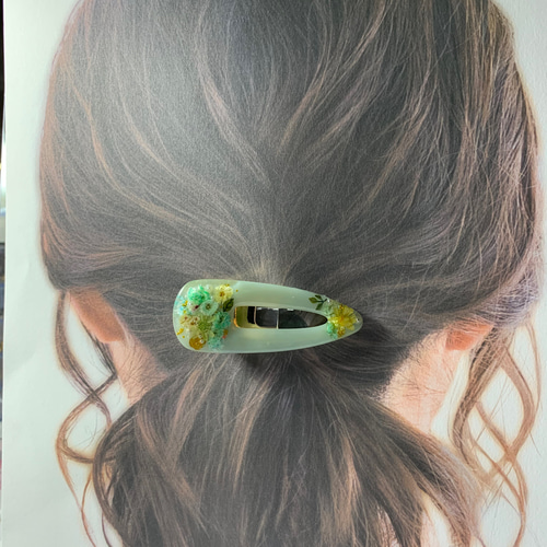 ヘアクリップ グリーンのくすみカラーにお花をぎゅっと閉じ込めた