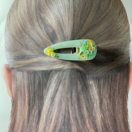 ヘアクリップ グリーンのくすみカラーにお花をぎゅっと閉じ込めた