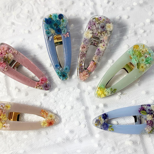 ヘアクリップ グリーンのくすみカラーにお花をぎゅっと閉じ込めた