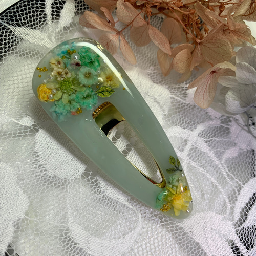 ヘアクリップ グリーンのくすみカラーにお花をぎゅっと閉じ込めた